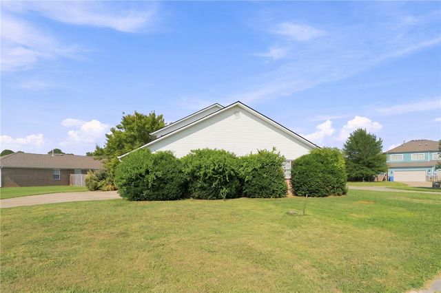 662 N Meadowlands Drive, Fayetteville, AR 72704