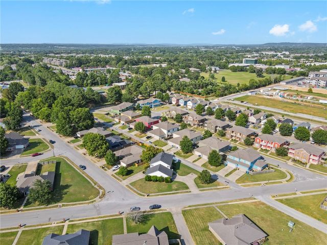 662 N Meadowlands Drive, Fayetteville, AR 72704