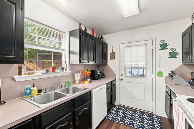 662 N Meadowlands Drive, Fayetteville, AR 72704