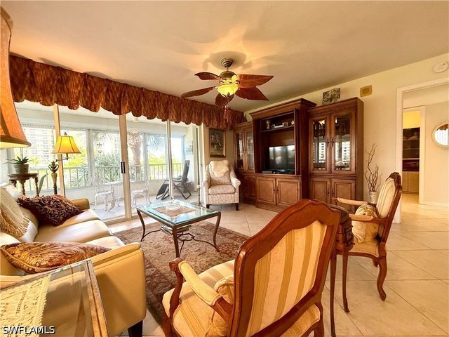 11118 Gulf Shore DR A204, Naples, FL 34108