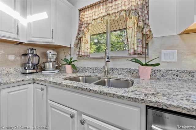 17361 W Outer Drive, Dearborn Heights, MI 48127
