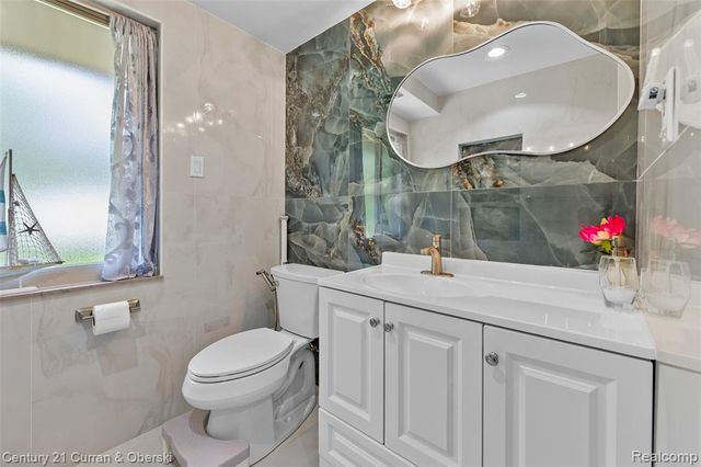 17361 W Outer Drive, Dearborn Heights, MI 48127