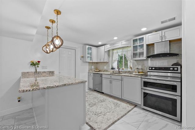 17361 W Outer Drive, Dearborn Heights, MI 48127
