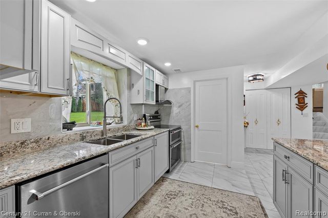 17361 W Outer Drive, Dearborn Heights, MI 48127