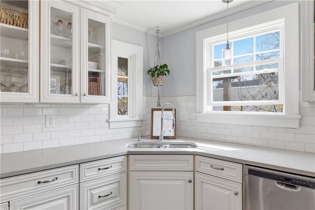 23 E Winthrope Road, Kansas City, MO 64113