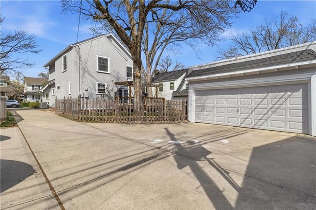 23 E Winthrope Road, Kansas City, MO 64113