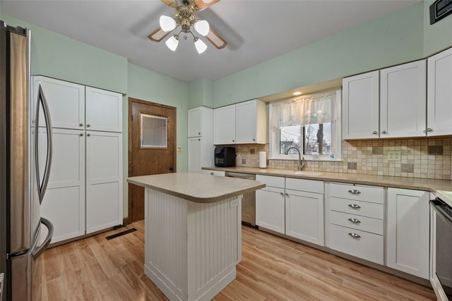 1707 8th Avenue, Belle Plaine, IA 52208