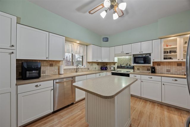 1707 8th Avenue, Belle Plaine, IA 52208