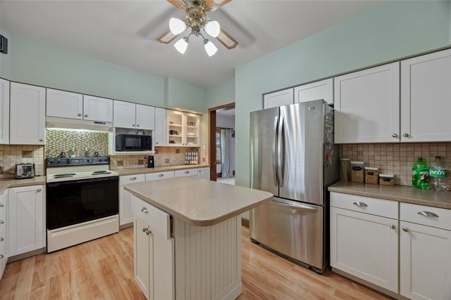 1707 8th Avenue, Belle Plaine, IA 52208