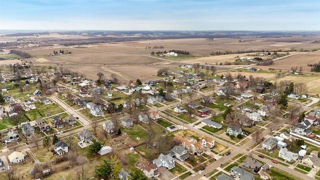 1707 8th Avenue, Belle Plaine, IA 52208