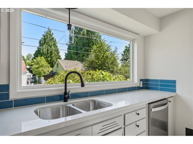2034 Ne JUNIOR St, Portland, OR 97211