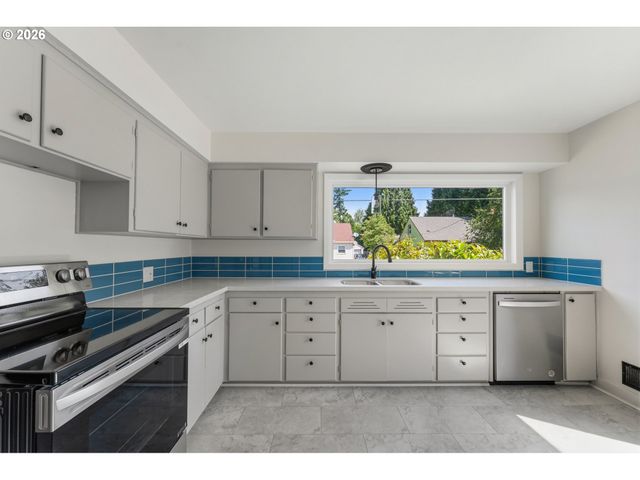 2034 Ne JUNIOR St, Portland, OR 97211