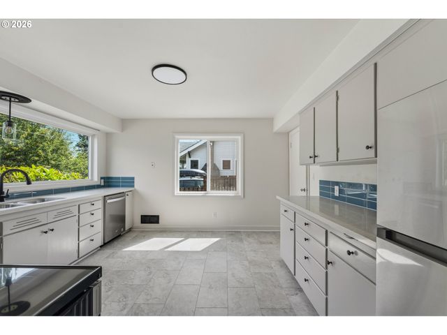 2034 Ne JUNIOR St, Portland, OR 97211