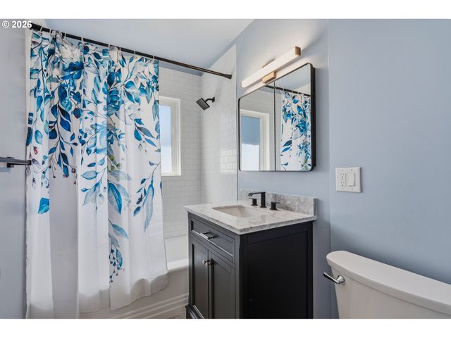 2034 Ne JUNIOR St, Portland, OR 97211