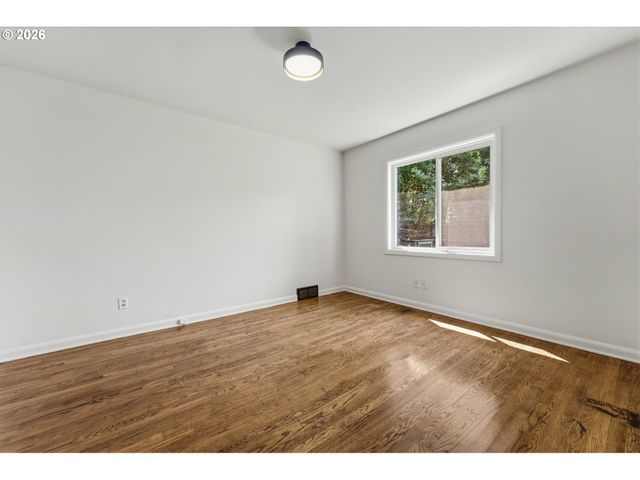 2034 Ne JUNIOR St, Portland, OR 97211