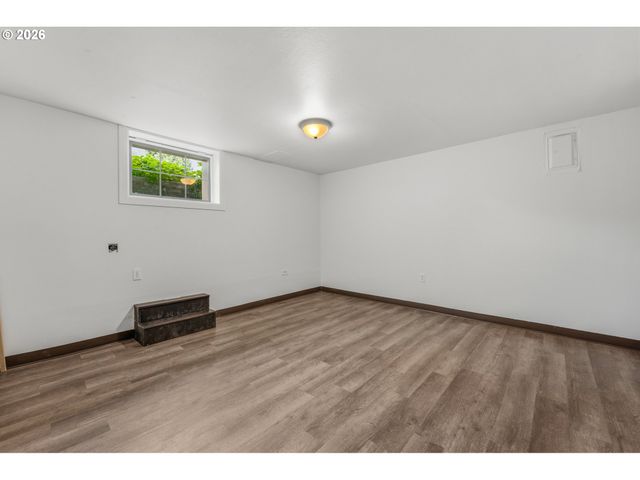 2034 Ne JUNIOR St, Portland, OR 97211