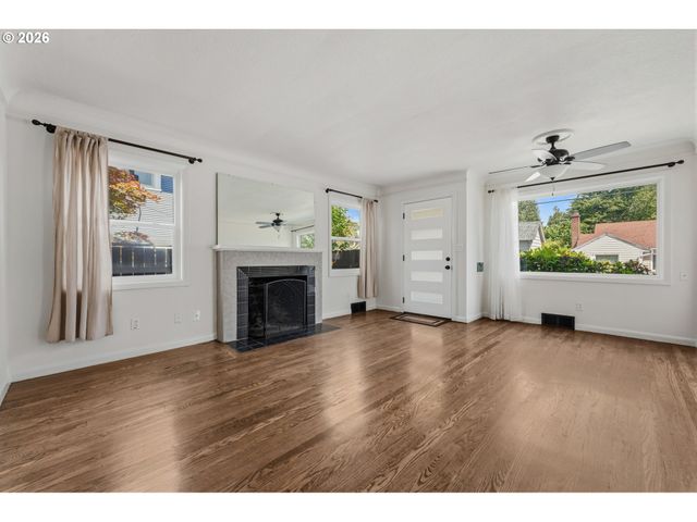 2034 Ne JUNIOR St, Portland, OR 97211