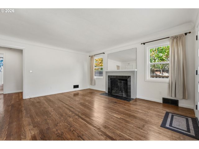 2034 Ne JUNIOR St, Portland, OR 97211