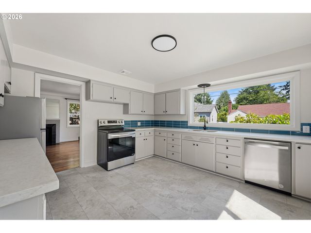 2034 Ne JUNIOR St, Portland, OR 97211
