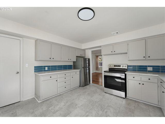 2034 Ne JUNIOR St, Portland, OR 97211