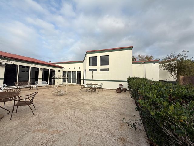 7110 W Mockingbird Lane, Pearland, TX 77584