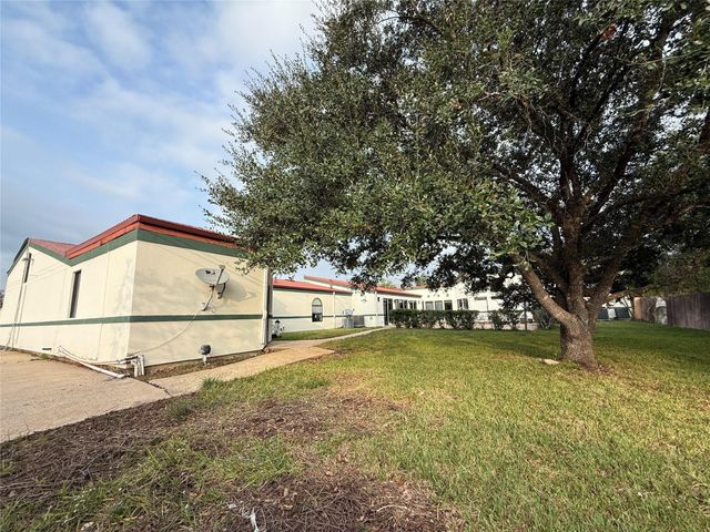 7110 W Mockingbird Lane, Pearland, TX 77584