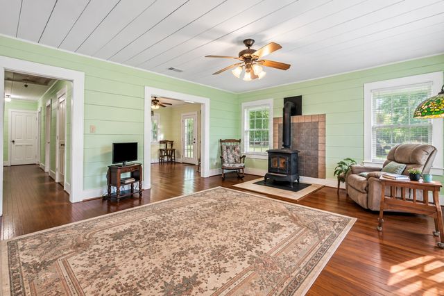 708 E Pine Street, Edgewood, TX 75117