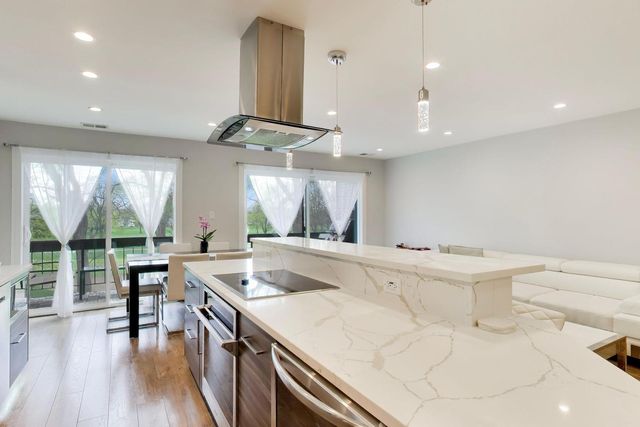 1400 N Elmhurst Road 319, Mount Prospect, IL 60056