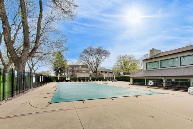 1400 N Elmhurst Road 319, Mount Prospect, IL 60056
