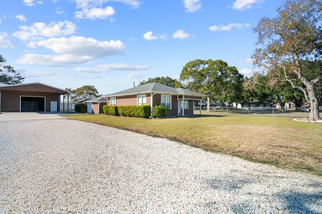 1112 S Fm 441 Road, Louise, TX 77455