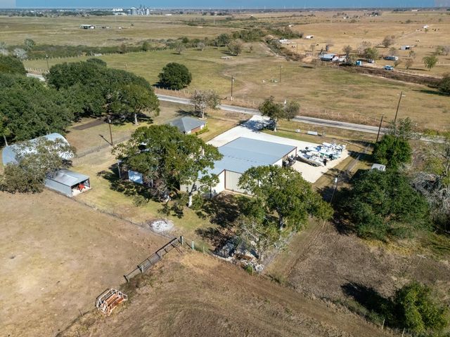 1112 S Fm 441 Road, Louise, TX 77455