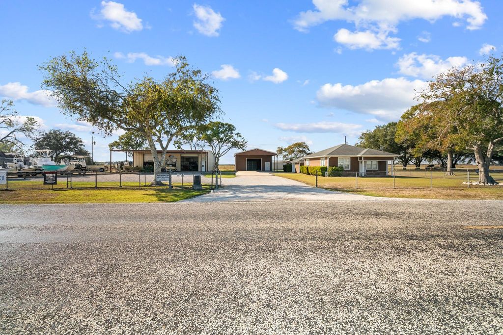 1112 S Fm 441 Road, Louise, TX 77455