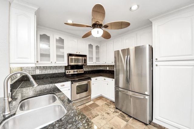 2588 Bering Drive, Houston, TX 77057