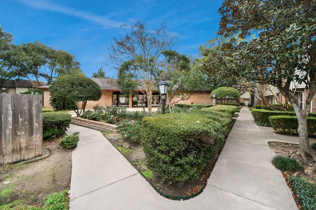 2588 Bering Drive, Houston, TX 77057