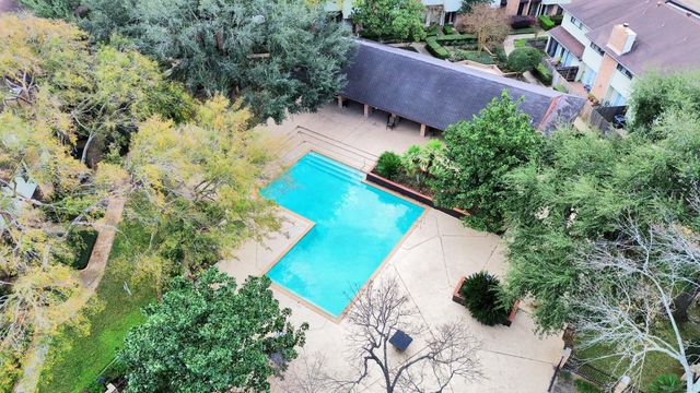 2588 Bering Drive, Houston, TX 77057