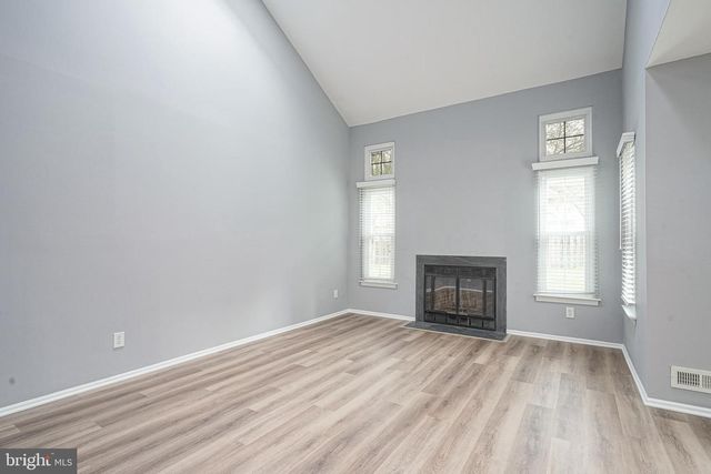 401 JAMESTOWN CT, Mount Laurel, NJ 08054