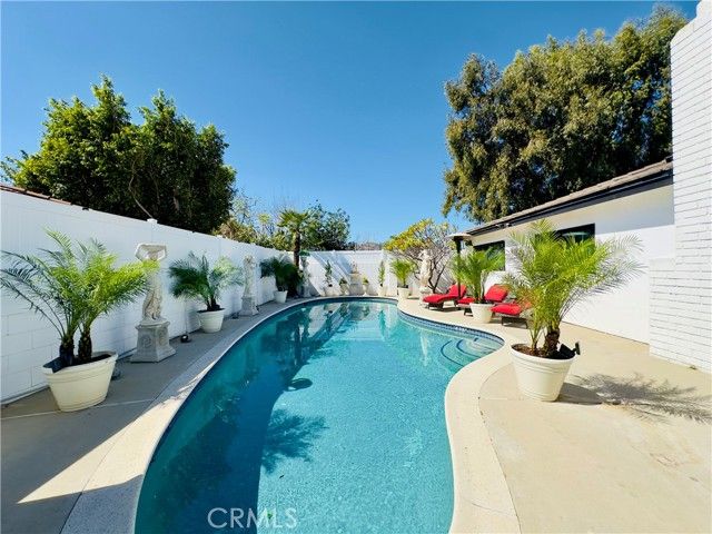 21228 Merridy Street, Chatsworth (los Angeles), CA 91311