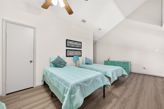 168 April Point Drive S 168, Conroe, TX 77356