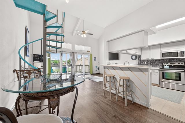 168 April Point Drive S 168, Conroe, TX 77356