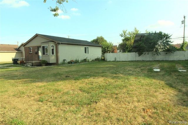 22100 Pleasant Street, Saint Clair Shores, MI 48080