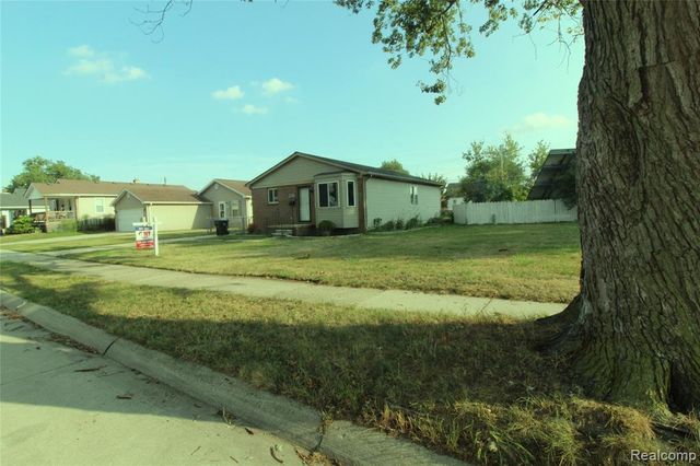 22100 Pleasant Street, Saint Clair Shores, MI 48080