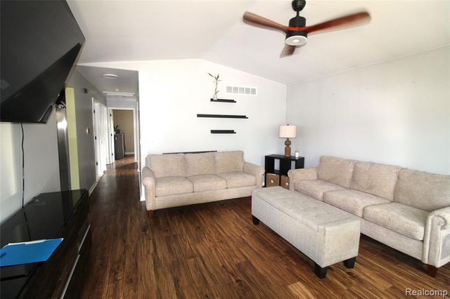 22100 Pleasant Street, Saint Clair Shores, MI 48080