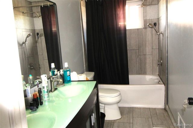 22100 Pleasant Street, Saint Clair Shores, MI 48080
