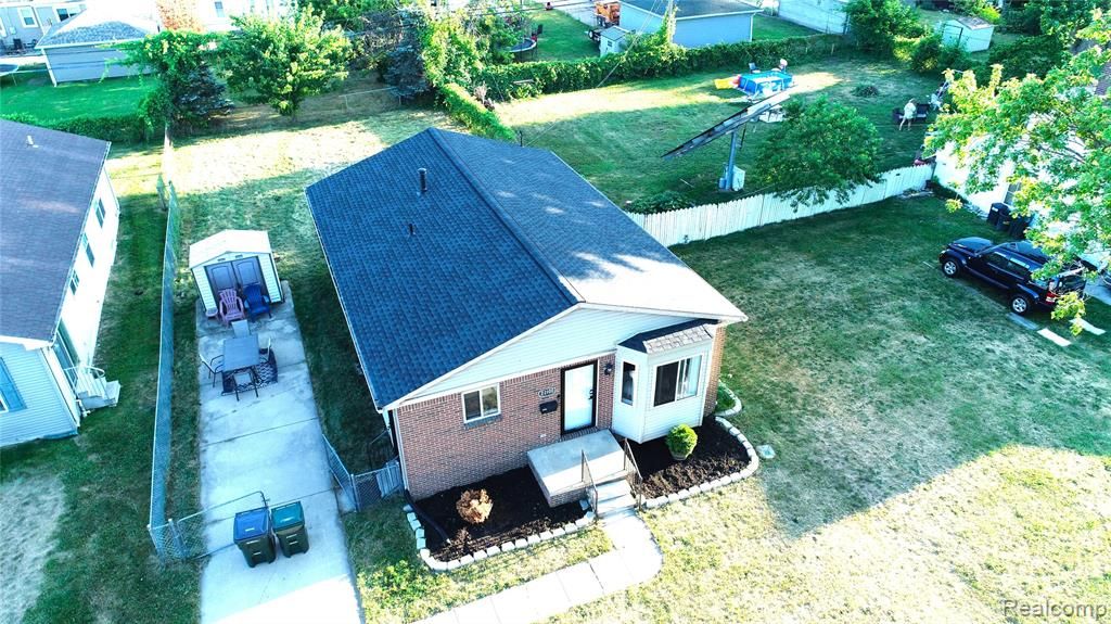 22100 Pleasant Street, Saint Clair Shores, MI 48080