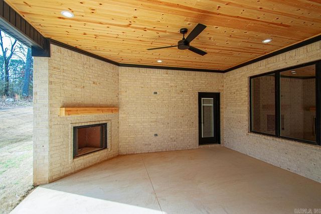 335 Arlington Park Dr, Hot Springs, AR 71901