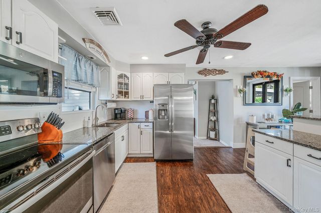 3 Vee Jay Drive, Shoreham, NY 11786