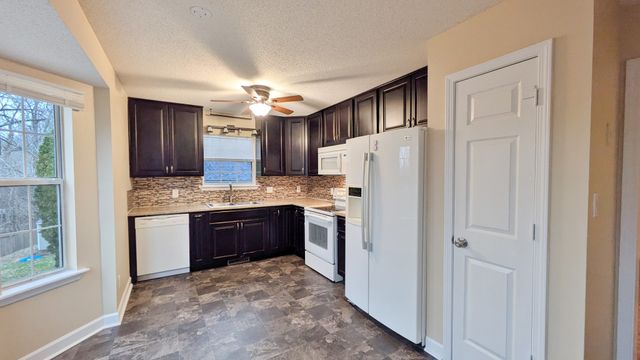 2708 Knob Ct, Clarksville, TN 37043