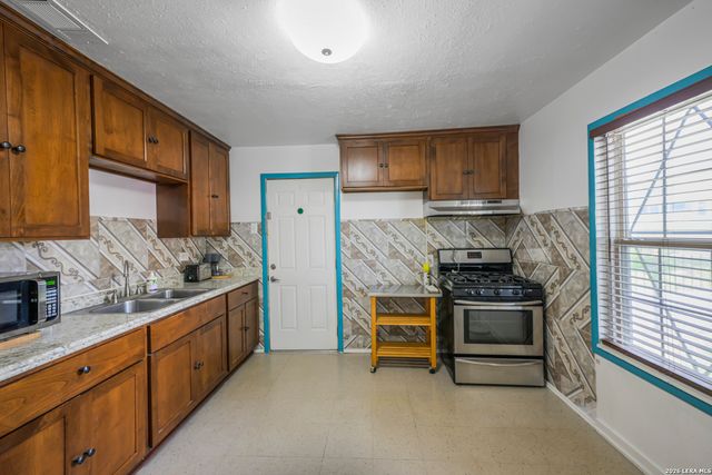 1430 W Kings Hwy, San Antonio, TX 78201