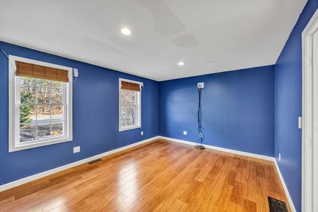 160 Algonquin Ave, Mashpee, MA 02649