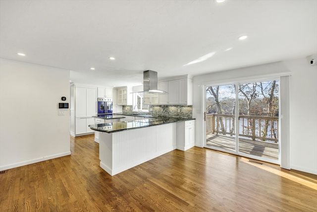 160 Algonquin Ave, Mashpee, MA 02649